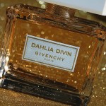 Dahlia Divin : la robe dorée de Givenchy